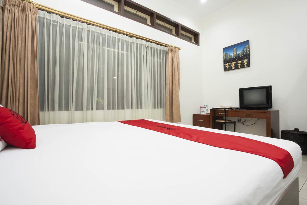 Hotel Reddoorz Near Balai Kota Sorabaya Extérieur photo