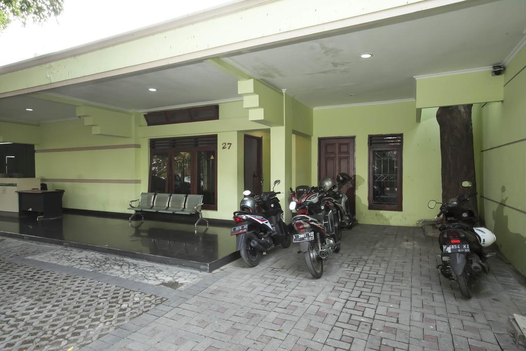 Hotel Reddoorz Near Balai Kota Sorabaya Extérieur photo