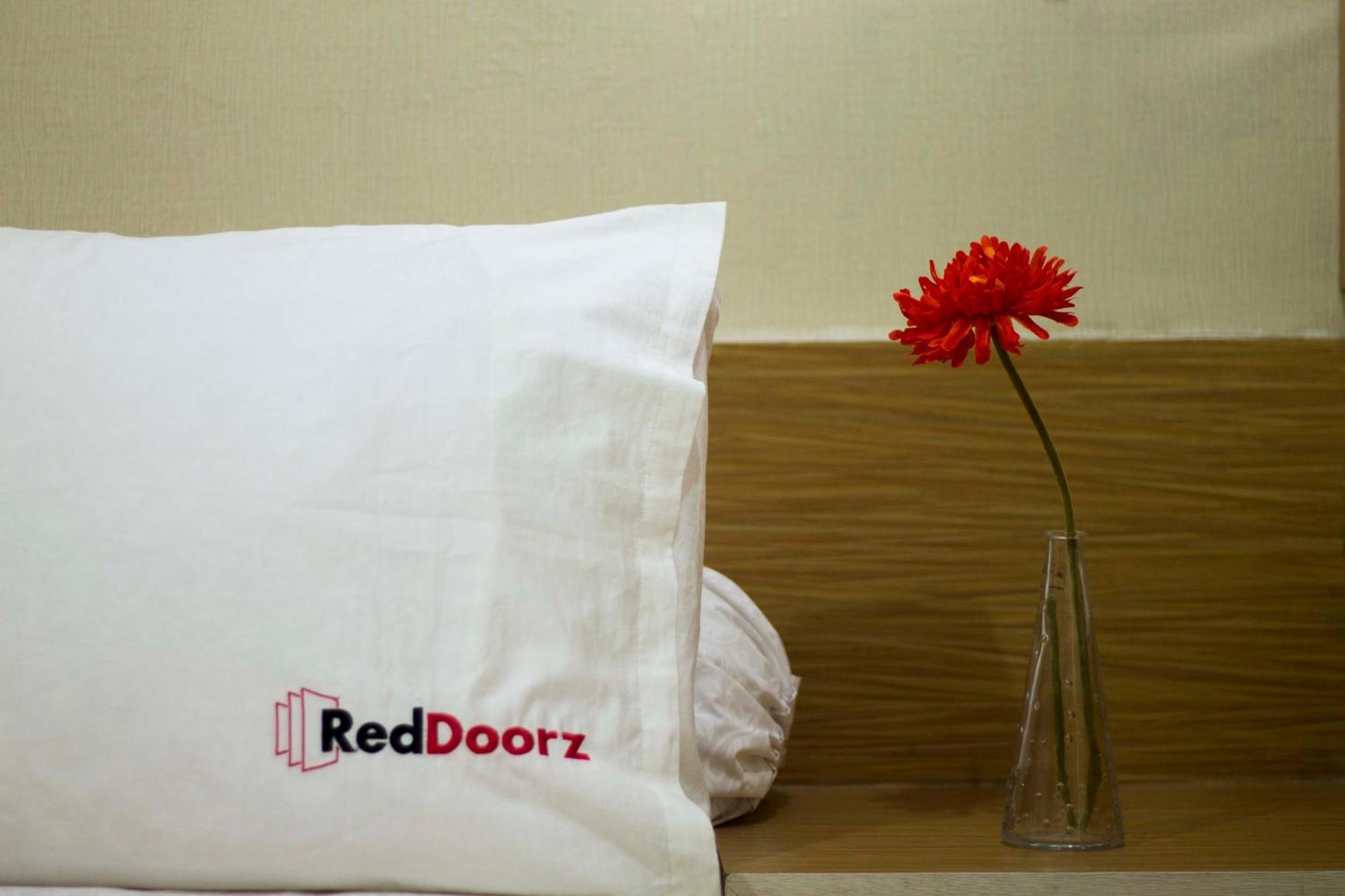 Hotel Reddoorz Near Balai Kota Sorabaya Extérieur photo